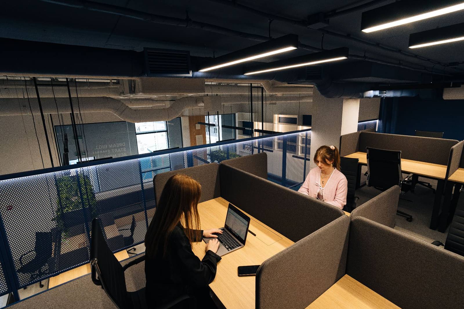 Fixed desks on the entresol